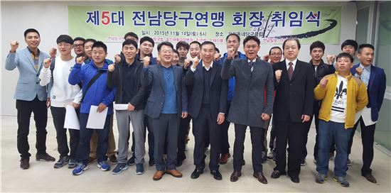 차재환(40) 빛가람국밥 대표이사가 14일 제5대 전남당구연맹회장으로 취임했다. 사진은 전남당구연맹 소속 임원 및 선수들.