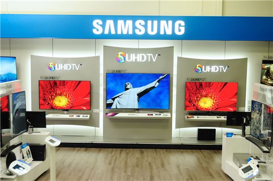 미국 가전 유통업체 '베스트바이' 매장에 마련된 삼성 SUHD TV와 AV 제품들을 종합적으로 경험할 수 있는 단독 체험공간 '삼성 엔터테인먼트 익스피리언스' (사진제공 : 삼성전자)
