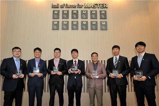 지난 11일 경북 구미사업장에서 열린 '삼성SDI 기능마스터 명예의 전당 제막식'에서 올해 선정된 7명의 기능마스터들이 기념촬영을 하고 있다. (왼쪽부터) 김경효 대리, 탁종활 과장, 박희창 주임, 최현수 주임, 김광영 과장, 김철우 대리, 안광인 주임. (사진제공 : 삼성SDI)
