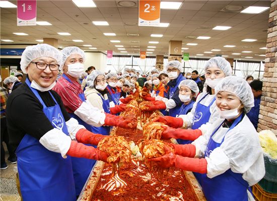 지난 14일 삼성전자 수원 디지털시티에서 경기도 대표단체, 지역주민, 삼성전자 임직원 등 680여 명이 모여 어려운 이웃들의 겨울나기를 돕기 위해 120톤의 김장을 담그고 있다.
