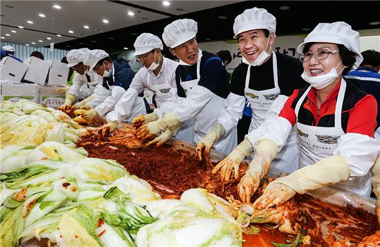 한국GM, 보육원 및 독거노인 등 저소득 세대에 김장김치 전달