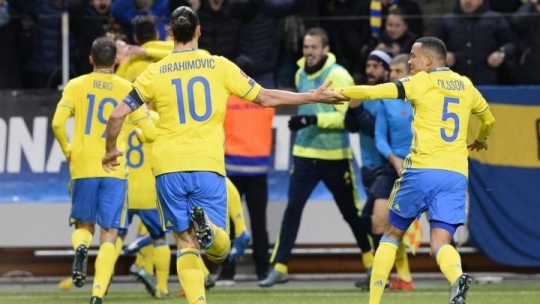 덴마크전에서 이브라히보비치가 스웨덴 대표팀 동료들과 기뻐하고 있다, 사진=UEFA 홈페이지