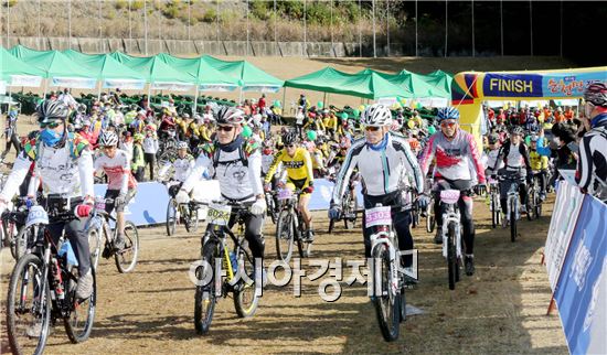 제2회 순천만 전국산악자전거대회가 15일 오전 순천시 서면 청소년수련원에서 열린 가운데 출전선수들이 출발신호와 함께 힘차게 출발하고 있다.사진제공=전남도