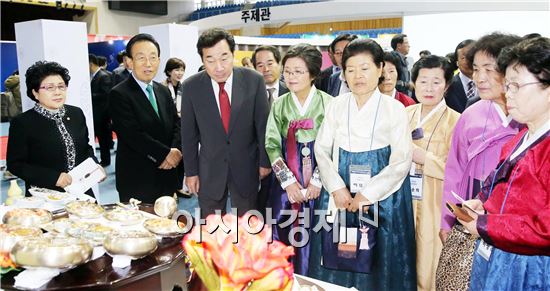 ‘자연을 담은 남도밥상’을 주제로 ‘제22회 남도음식문화큰잔치’가 13일 오후 담양 죽녹원일원에서 열린 가운데 이낙연 전남지사와 부인 김숙희 여사, 김관용 경북지사, 경북지역 종택 종부, 이송자 전국주부교실 전남주부 회장 등 참석자들이 음식 명인관을 둘러보고 있다. 사진제공=전남도