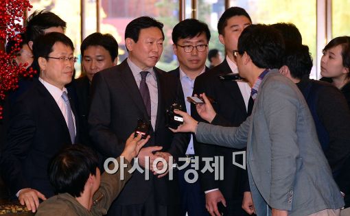 롯데 3부자 한자리에, 신동빈 “형은 그룹과 관련 없어” 냉담