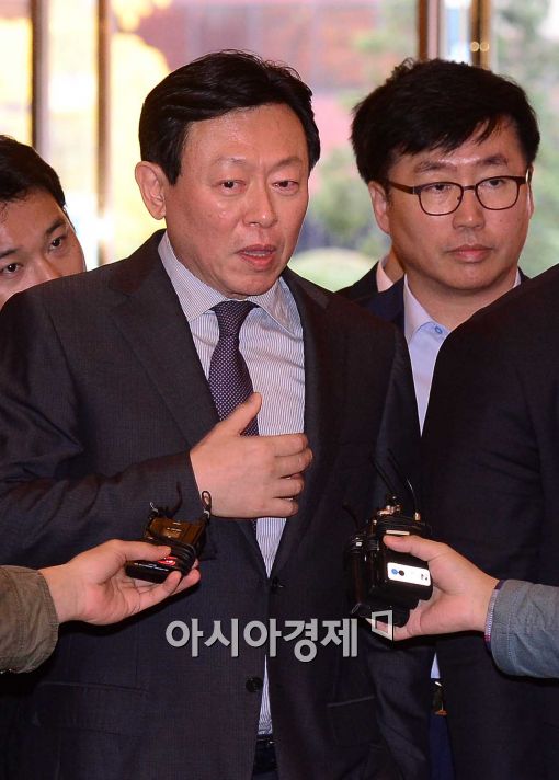 [포토]질문에 답하는 신동빈 회장