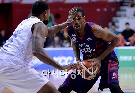 [포토]헤인즈, '얼굴 가린다고 막을 수 있는건 아니야'