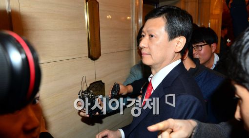 [포토]황급히 올라가는 신동주