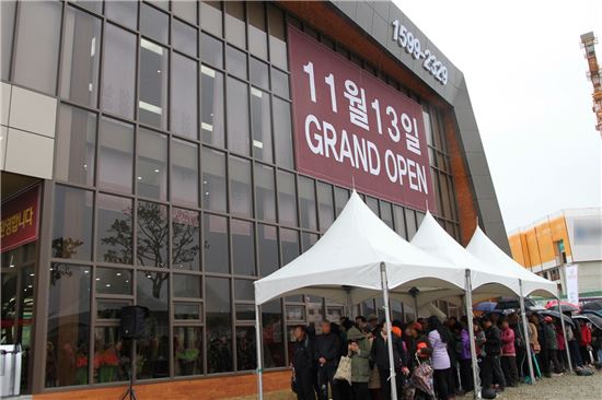 지난 13일 문을 연 동원개발의 '용인역북 명지대역 동원로얄듀크' 견본주택을 찾은 방문객들이 입장을 기다리고 있다.