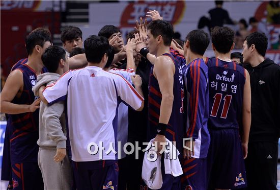 [포토]오리온, KCC에 75-67로 제압