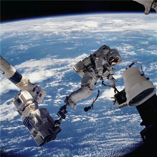 ▲푸른 지구를 배경으로 2014년 10월 국제우주정거장에서 우주유영에 나선 우주비행사.[사진제공=NASA]