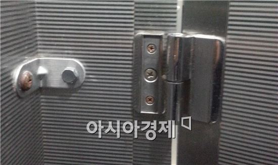 ▲7호선 철산역 몰카 논란에 광명경찰서가 직접 확인한 화장실 문.(제공=광명 경찰서)