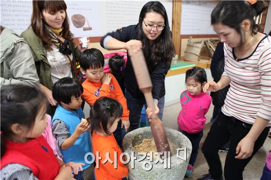 전남농업박물관에서 메주 만들기·초가지붕 이엉이기 체험하세요