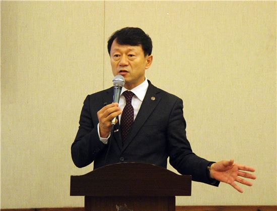 김기영 한국엘리베이터협회장이 국회가 입법 추진중인 승강기 시설안전관리법 개정안에 대해 우려를 표명하고 있다.