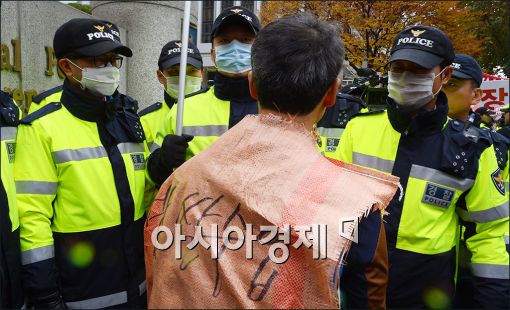 [포토]농민 막아서는 경찰들