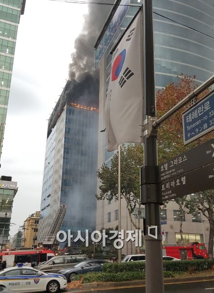 역삼동 테헤란로 인근 빌딩서 큰 불…진화 작업중