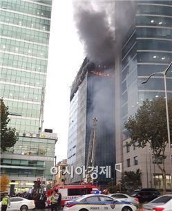서울 역삼동 신축 공사장 화재로 인근 도로 마비