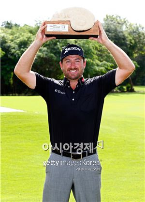 그레엄 맥도웰이 OHL클래식 최종일 우승 직후 트로피를 머리 위로 들어올리며 기뻐하고 있다. 플라야 델 카르멘(멕시코)=Getty images/멀티비츠