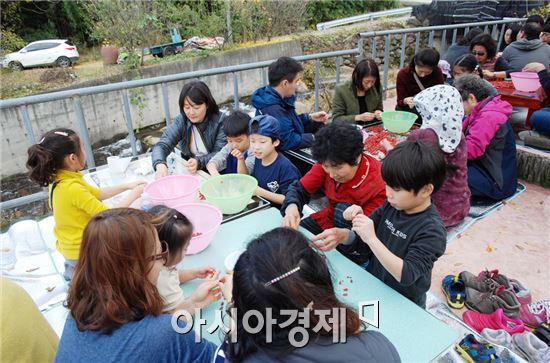 구례군(군수 서기동)은 지난 14일부터 이틀간 산동면 상관마을 일원에서 국가 중요농업유산 ‘구례 산수유농업’의 지속적인 보전과 활용을 위한 도시민 교류 행사 “산동-팜투어”를 진행했다.
