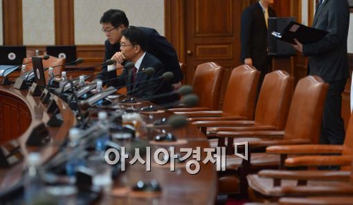 [포토]강호인 장관, 국무회의 예습 