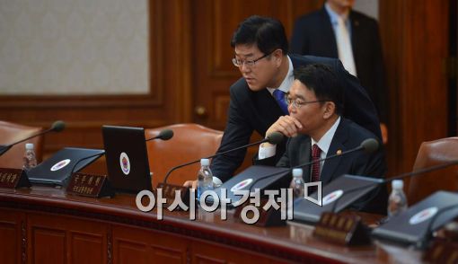 [포토]강호인 신임 장관, 국무회의 예습중 