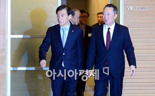 [포토]미소 지으며 입장하는 이주열-박용만