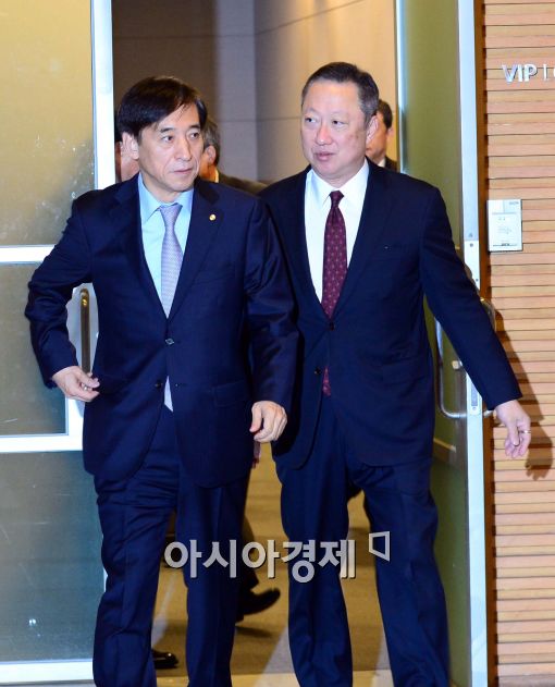 [포토]입장하는 이주열-박용만