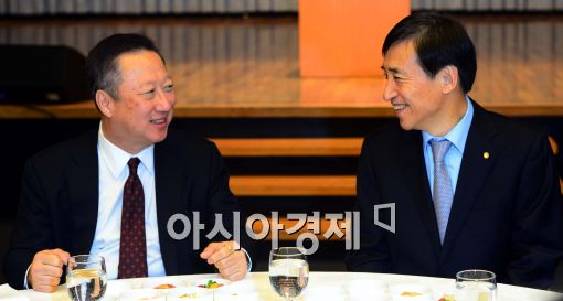 [포토]대화하는 이주열-박용만