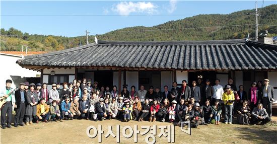 지난 13일부터 15일까지 장흥군민회관과 문화예술회관에서 한국문학특구포럼이 개최됐다. 행사에 참석자들이 한승원 생가를 방문해 기념촬영을 하고있다.