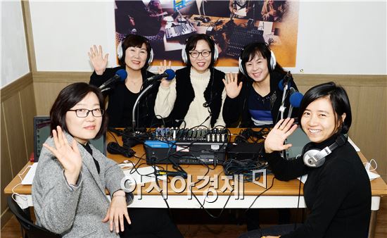 광주시 광산구 첨단2동 부영1차아파트 주민들이 17일 도래샘 ing 라디오 방송국을 개국했다.
