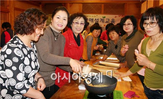 농협전남지역본부(본부장 강남경)는 전라남도와 공동으로 중년여성을 대상으로 생애설계 교육을 실시해 눈길을 끌었다.
