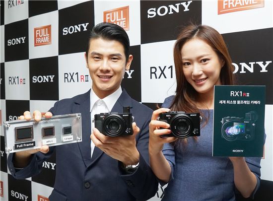 "세계에서 가장 작은 풀프레임 카메라" 소니, RX1R II 출시