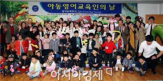 동신대학교 아동영어교육학과(학과장 오성록 교수)가 17일 제1회 아동영어교육인의 날로 자체 지정하고 영어연극, 번역 발표, 체육대회 등 다채로운 행사를 개최해 화제다.
