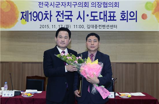 황현택 광주광역시 서구의회 의장(사진 오른쪽)이 전국 시군자치구의회 의장협의회가 수여하는 ‘지방의정 봉사상’을 수상했다.