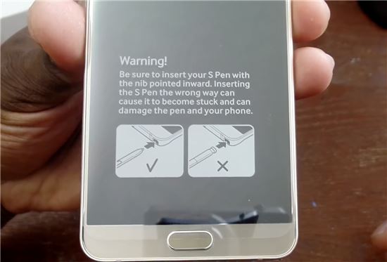 삼성 갤럭시노트5에 부착된 경고문(이미지:유튜브 캡처)