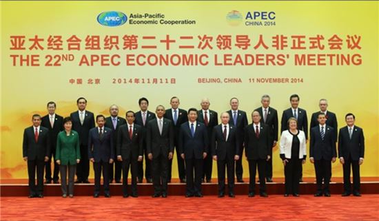지난해 11월 중국 베이징에서 열린 제22차 APEC 정상회의에 참가한 각국 정상들이 기념촬영을 하고 있다.(사진=APEC)