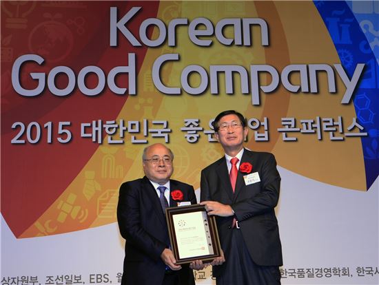 조환익 한국전력 사장(사진 오른쪽)은 17일 열린 대한민국 좋은 기업상 시상식에서  백수현 한국표준협회장으로 부터 '2015 대한민국 좋은 기업상'을 수상하고 있다.