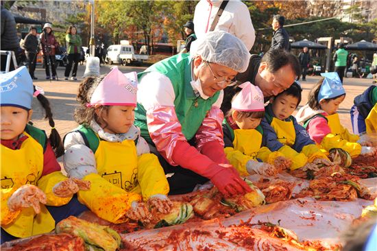 노원구 며느리 봉사대 ‘사랑의 김장 나누기’ 