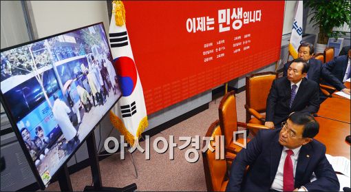 [포토]민중궐기대회 동영상 보는 김무성 대표