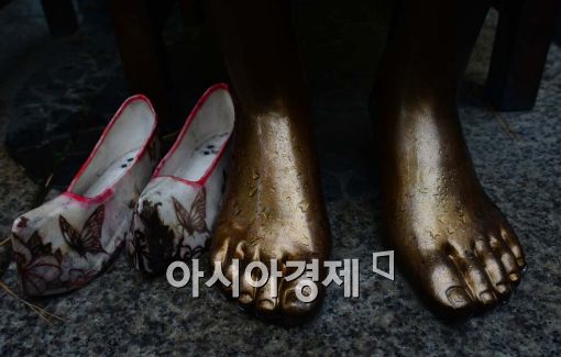 [포토]비에 젖은 소녀의 발과 꽃신 