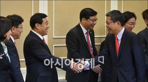 김정훈 새누리당 정책위의장(왼쪽 세번째)과 최재천 새정치민주연합 정책위의장(오른쪽 두번째)