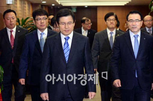 [포토]시간선택제 일자리 현장 찾은 황교안 국무총리