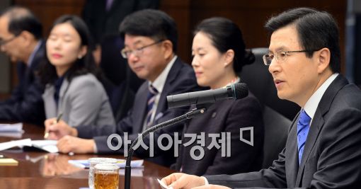 [포토]시간선택제 일자리 현장 간담회 찾은 황교안 총리