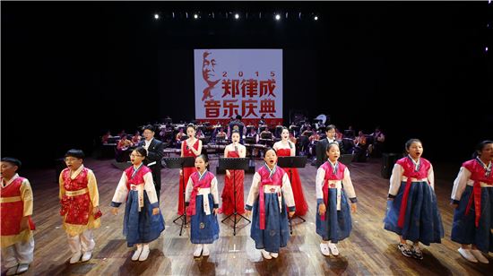광주 출신의 중국의 3대 혁명음악가 정율성 선생의 음악이 지난 17일 저녁 중국 후난성 창사시 후난대극장에 울려 퍼졌다.
