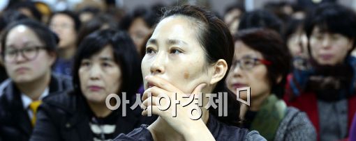 [포토]'엄마의 입시 관심'