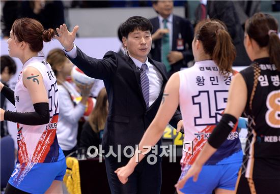 [포토]박종익 대행, '3-0 완승이야'