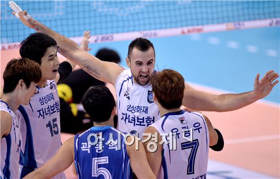 [포토]환호하는 삼성화재 그로저