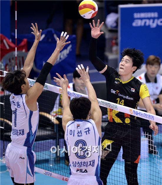 [포토]밀어넣기 시도하는 송희채