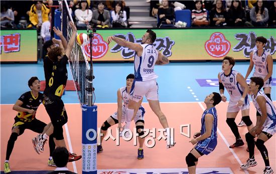 [포토]밀어넣기 공격 시도하는 그로저