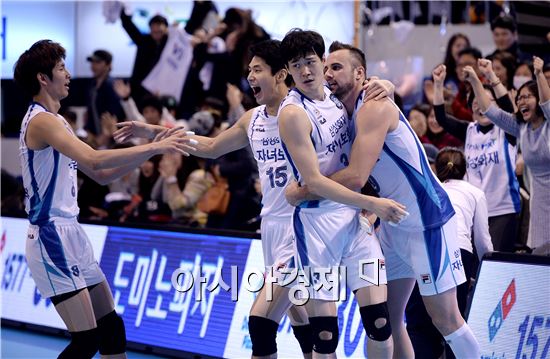 [포토]삼성화재, 'OK저축은행 꺾고 4연승'